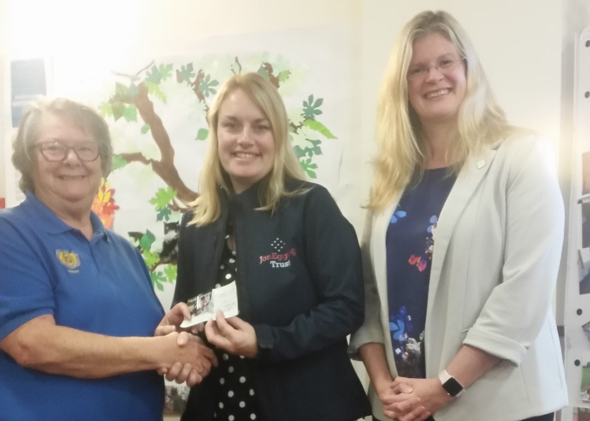 Bournemouth & District Society of Model Engineers presents £250 to JET